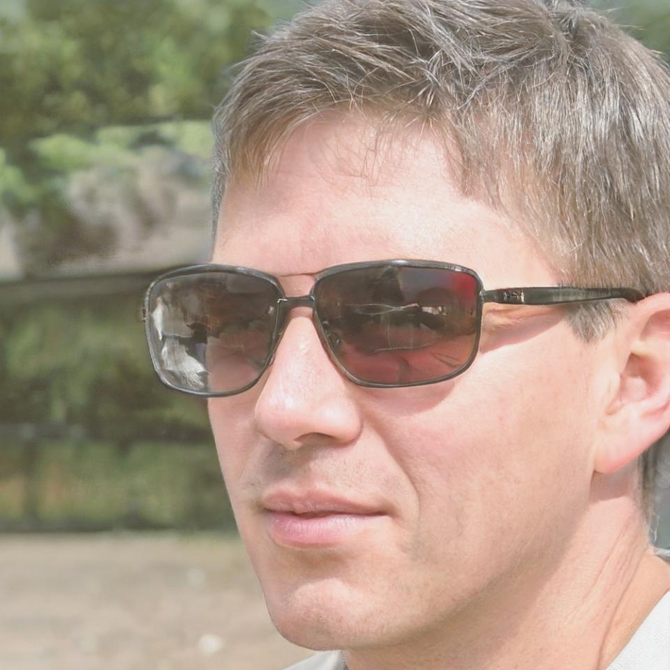 Portrait de Théo Moreau, expert en finances personnelles